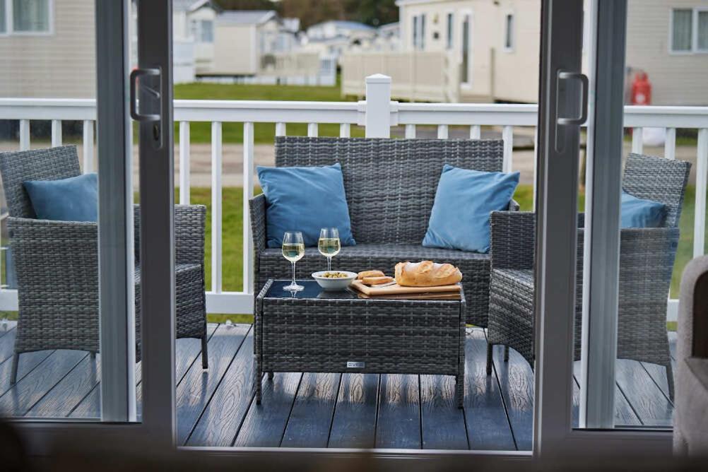 Nirvana Coastal Retreat Holiday Home Cayton Exterior photo