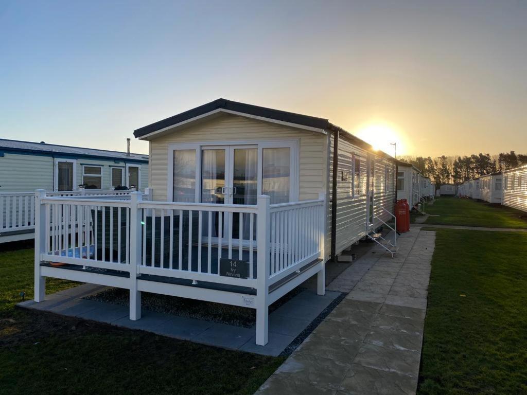 Nirvana Coastal Retreat Holiday Home Cayton Exterior photo